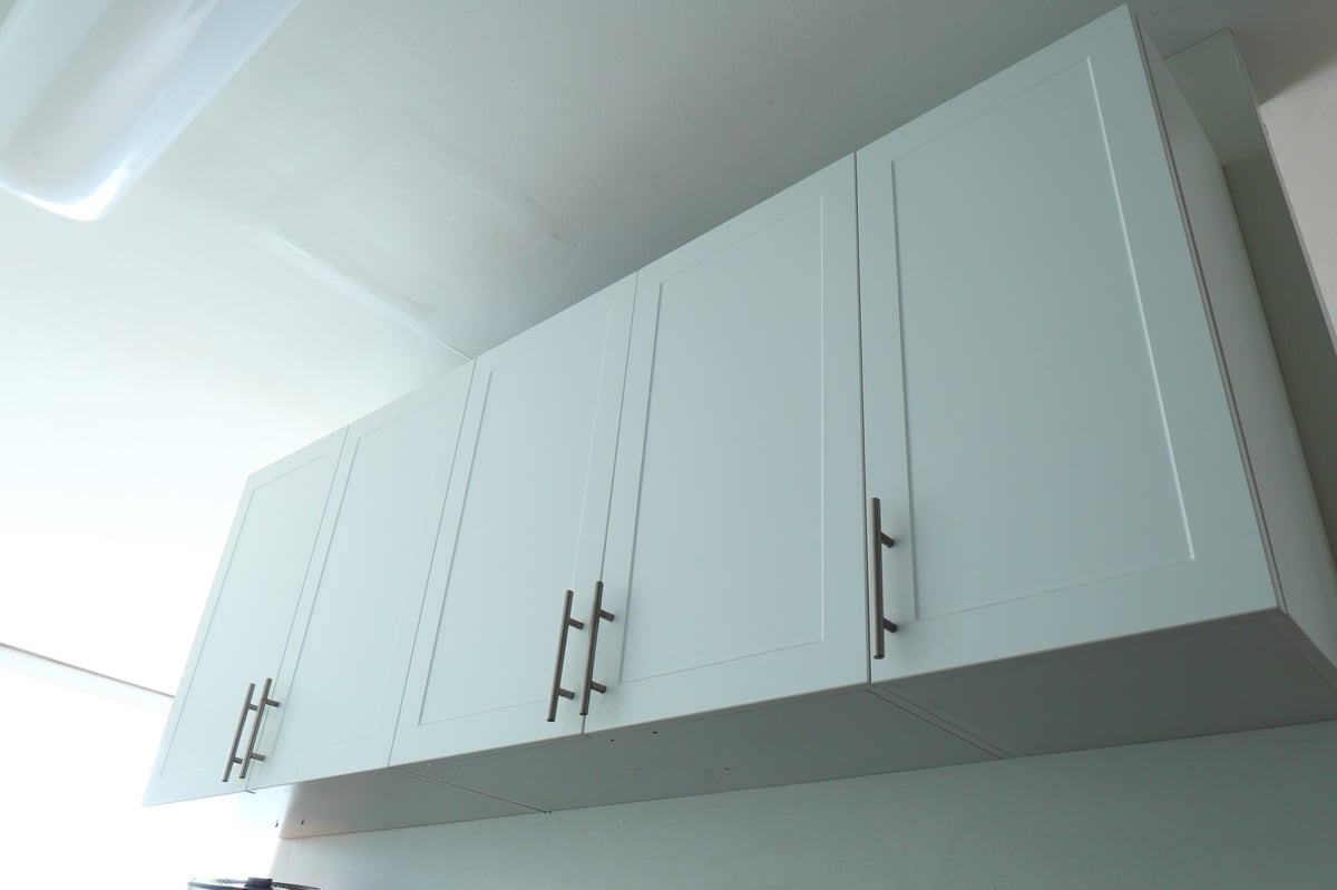 Біла мінімалістична кухня