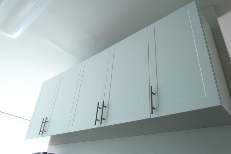 Мінімалістична біла кухня