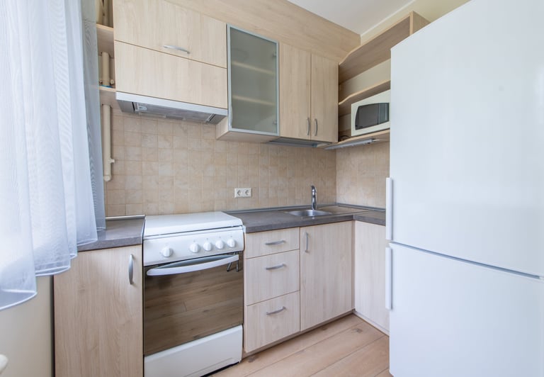 Світла кухня з деревиною