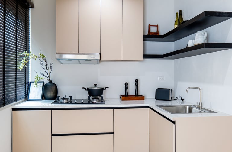 Біла кухня з мармуром